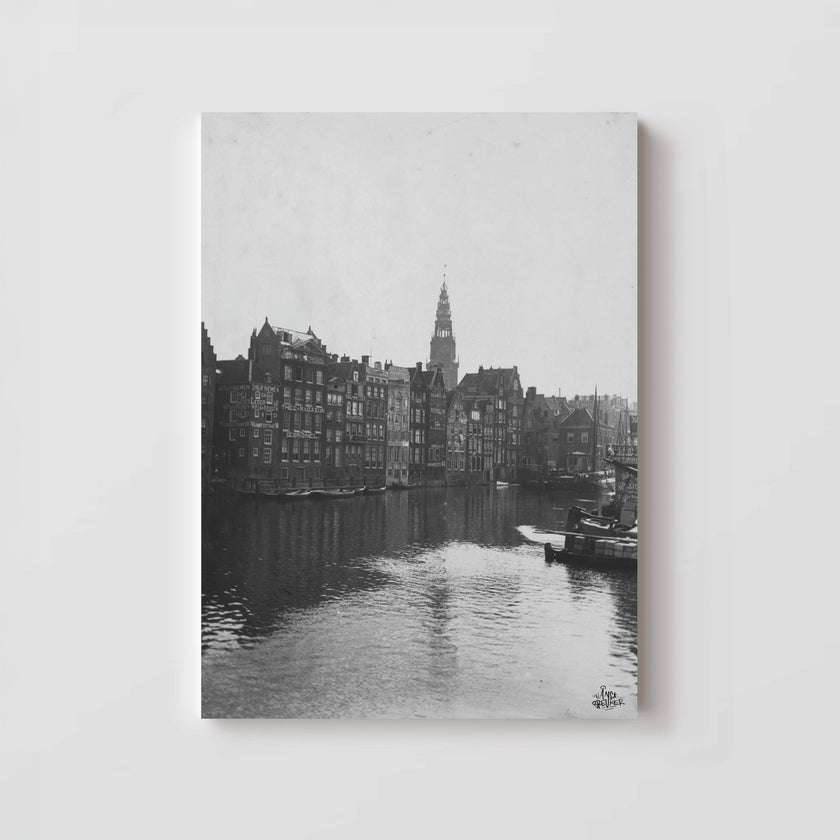 Oostzijde van het Damrak. Foto art