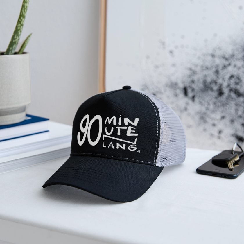 90 minuten lang. Witte letters. Trucker Cap - zwart/steengrijs