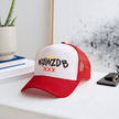 WZAWZDB. Witte letters. Trucker Cap - wit/rood
