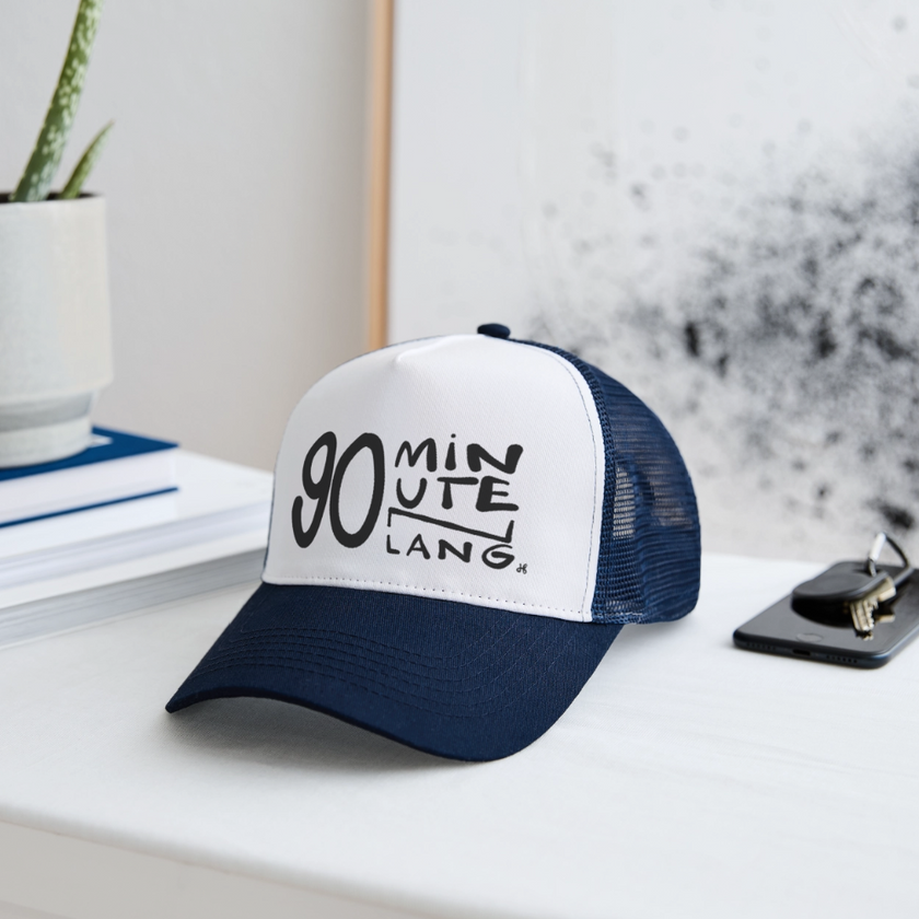 90 minuten lang. Zwarte letters. Trucker Cap - wit/navy