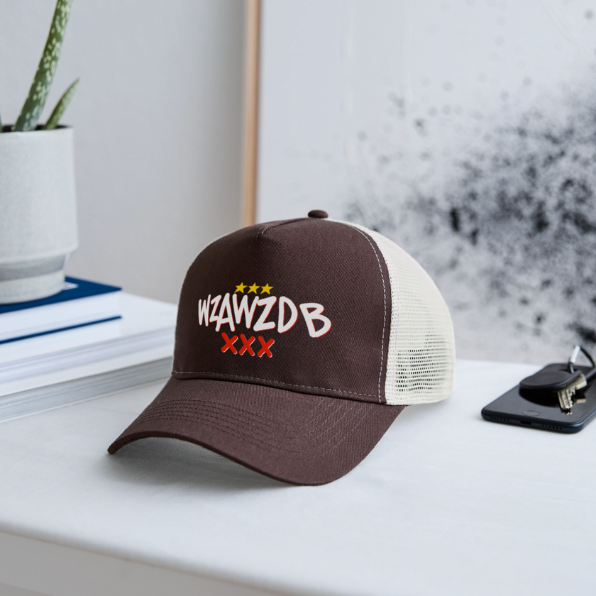 WZAWZDB. Witte letters. Trucker Cap - bruin/beige