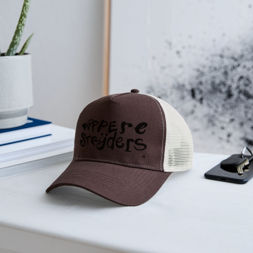 Dappere Strijders. Zwarte letters.Trucker Cap - bruin/beige