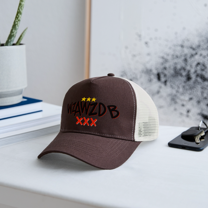 WZAWZDB. Witte letters. Trucker Cap - bruin/beige