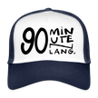 90 minuten lang. Zwarte letters. Trucker Cap - wit/navy