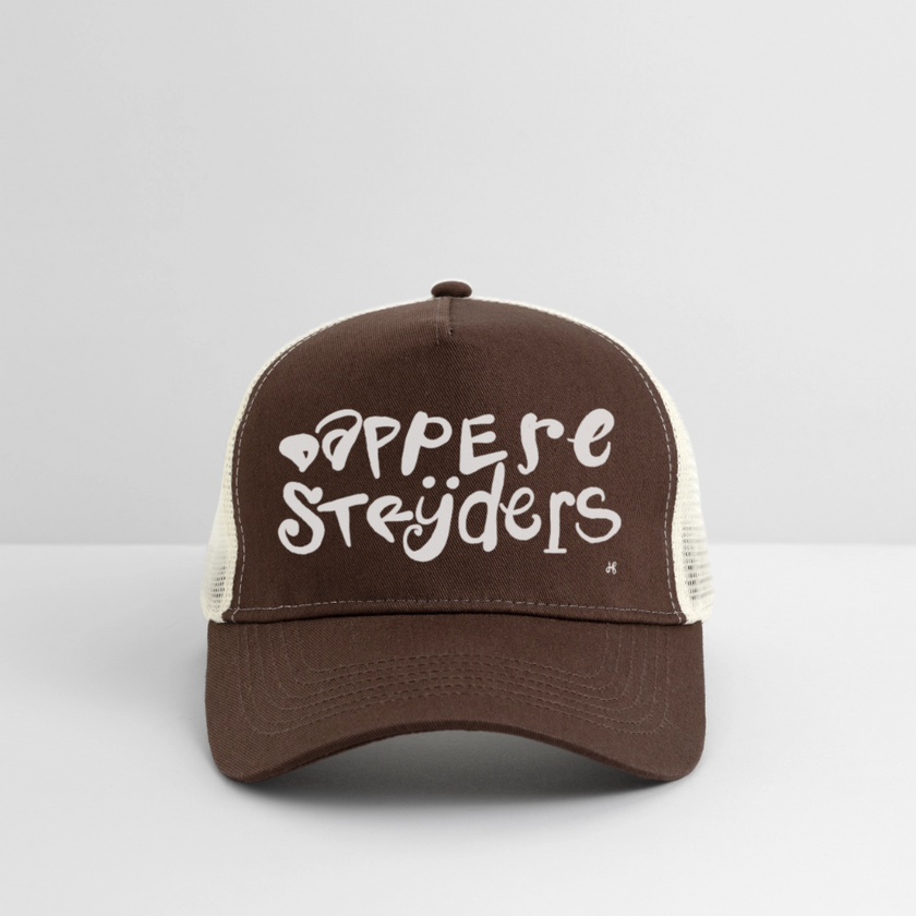 Dappere Strijders. Witte letters. Trucker Cap - bruin/beige