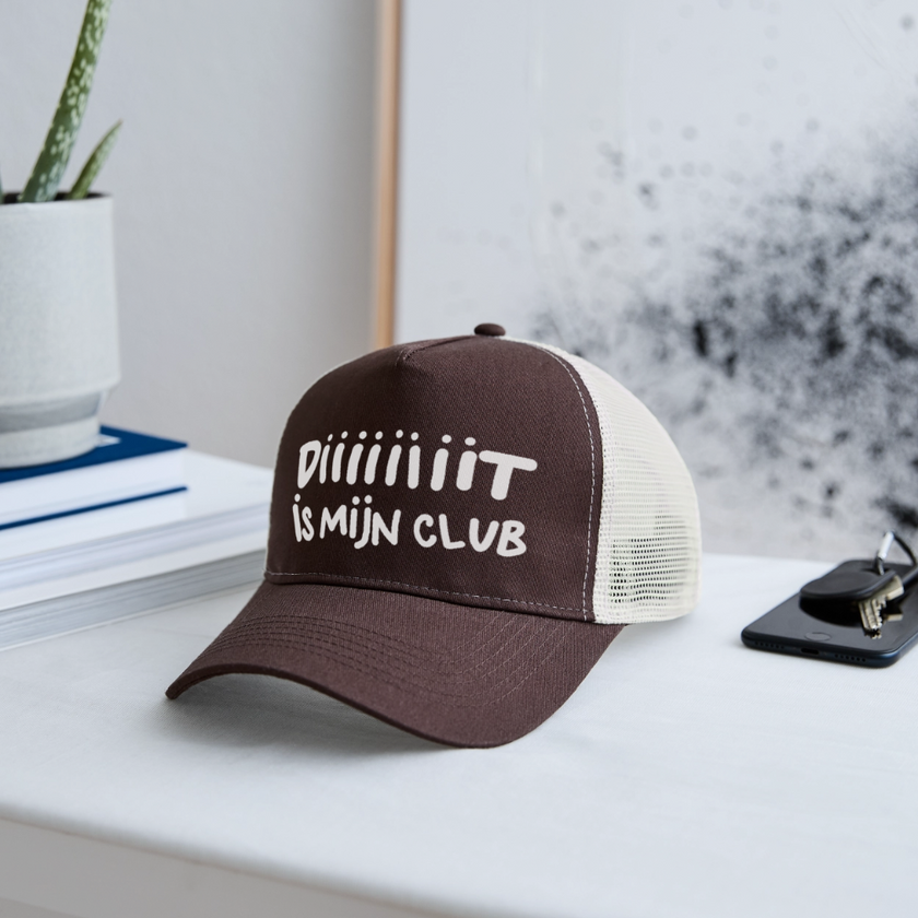 Diiiiit is mijn club. Trucker Cap - bruin/beige