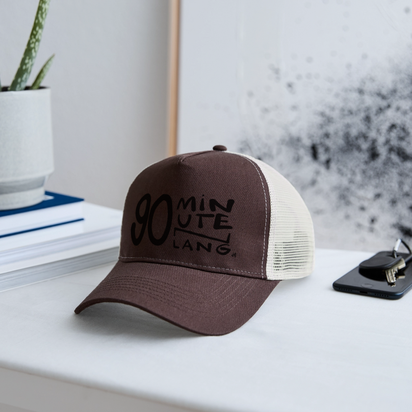 90 minuten lang. Zwarte letters. Trucker Cap - bruin/beige