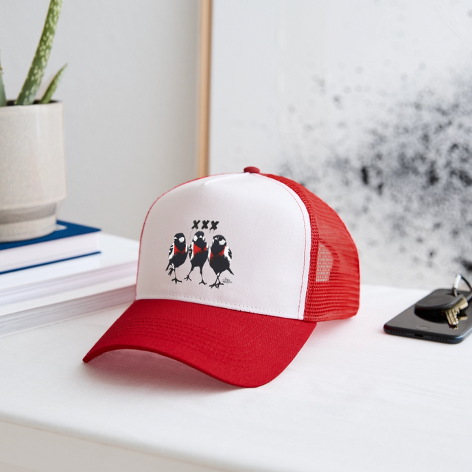 Three Little Birds. Trucker Cap - wit/rood