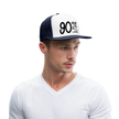 90 minuten lang. Zwarte letters. Trucker Cap - wit/navy