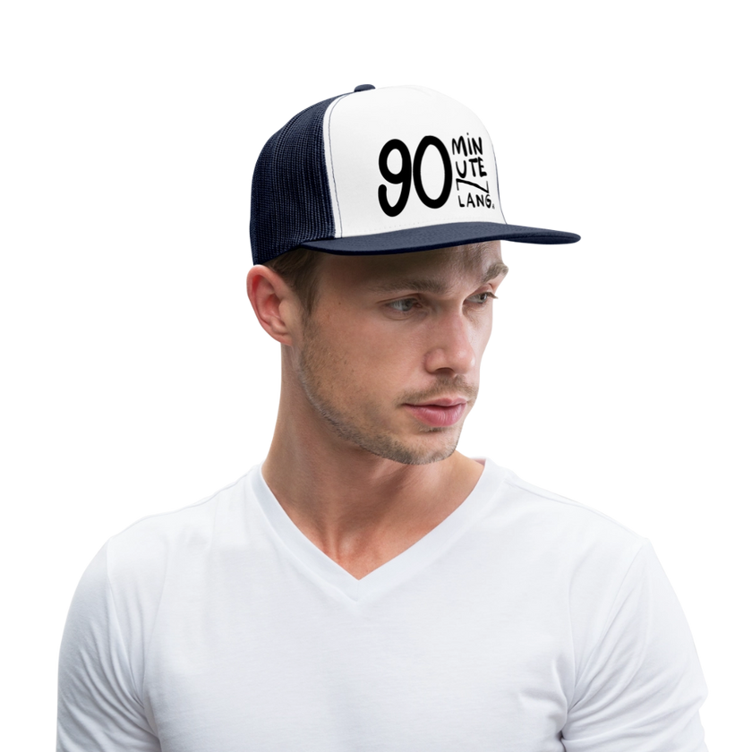 90 minuten lang. Zwarte letters. Trucker Cap - wit/navy