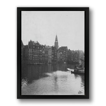 Oostzijde van het Damrak. Foto art