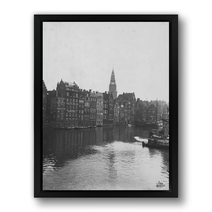 Oostzijde van het Damrak. Foto art