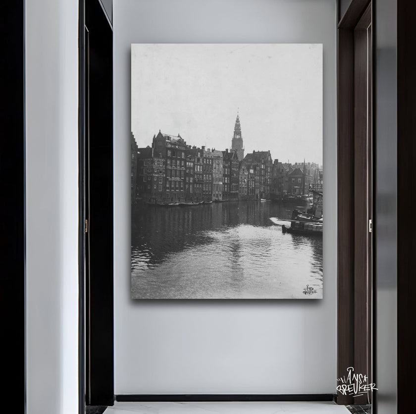 Oostzijde van het Damrak. Foto art