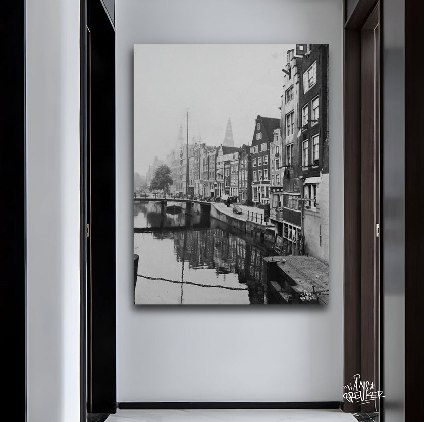 Oudezijds Voorburgwal, gezien vanaf de Zeedijk. Foto art