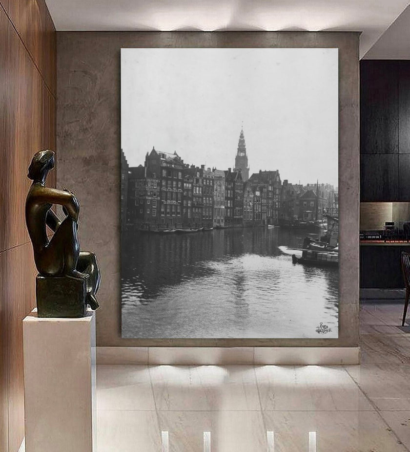 Oostzijde van het Damrak. Foto art